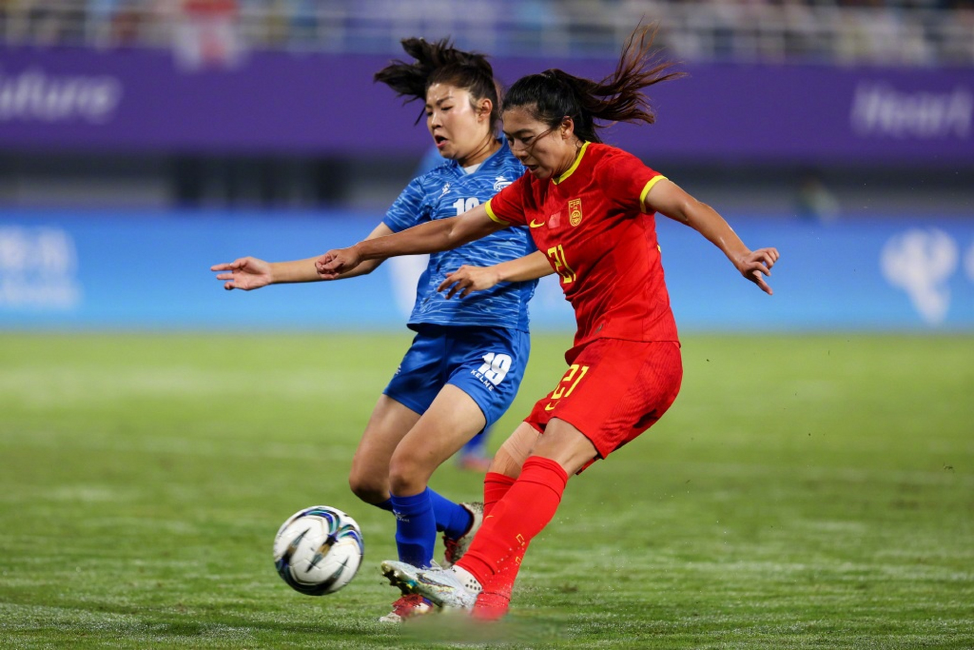 九游体育官方入口-中国女足队员团结协作,赢得关键比赛